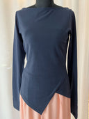 CELESTE-Shirt-tailliert-und-asymmetrisch-in-Deep-Blue, Frontansicht eines dunkelblauen asymmetrischen SHrts auf einer Schneiderbüste.